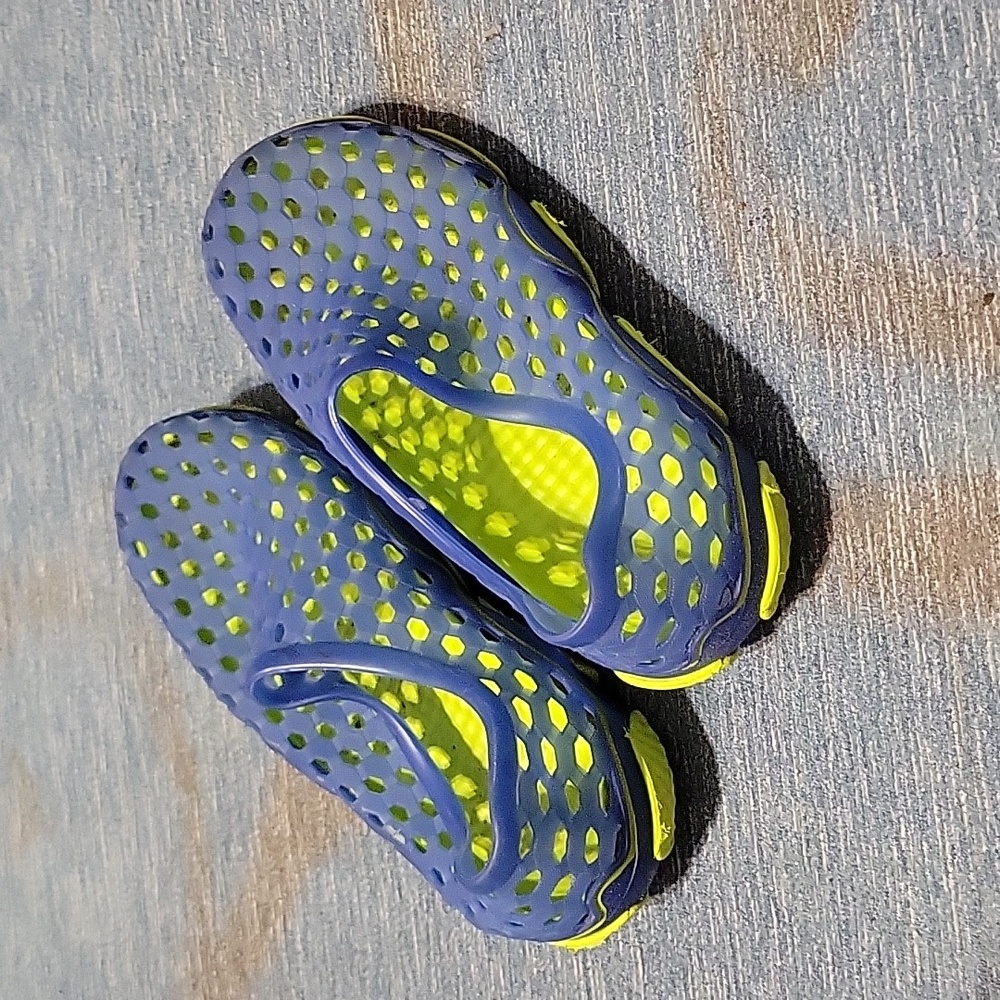 Breathable tennis shoes